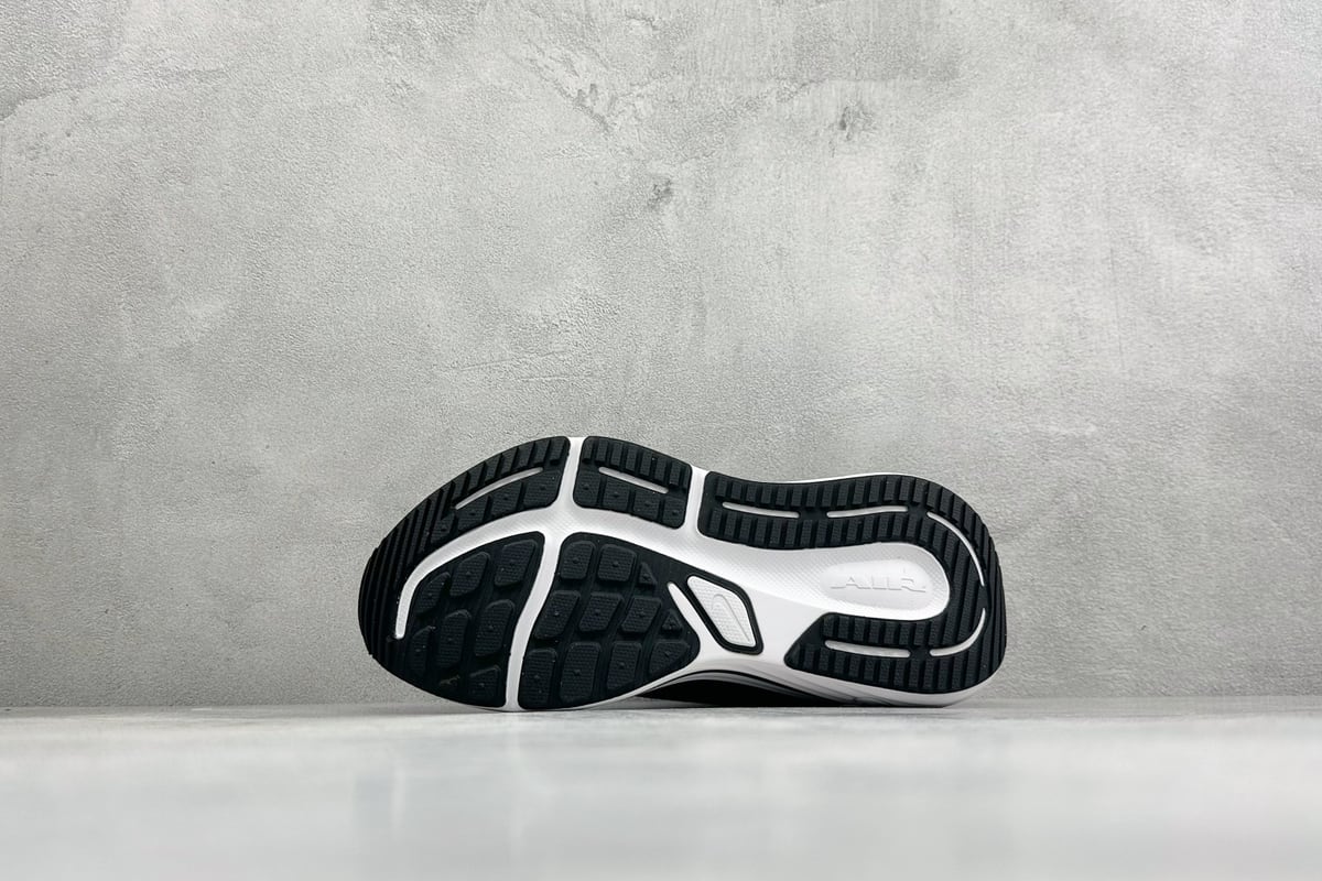 耐克 Nike Zoom Winflo 12 登月网面透气跑步鞋 黑 鞋头实拍图