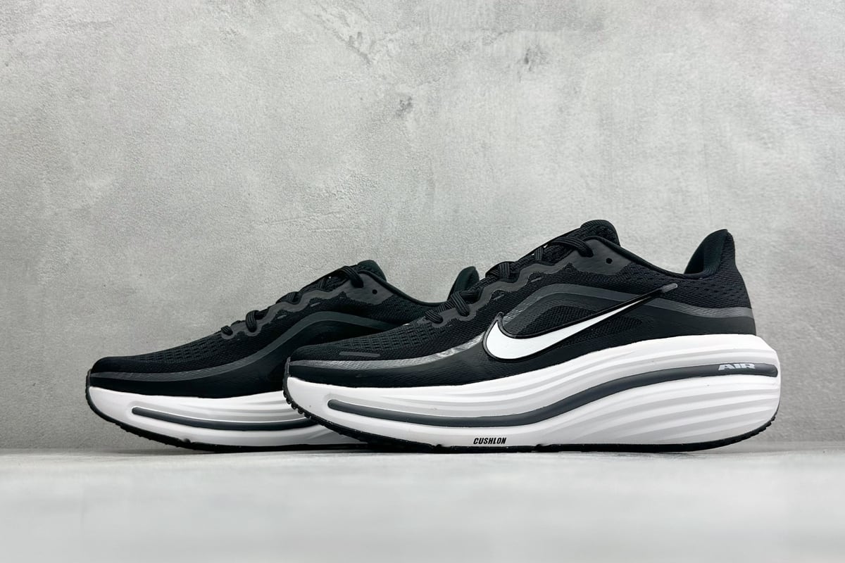 耐克 Nike Zoom Winflo 12 登月网面透气跑步鞋 黑 鞋跟实拍图