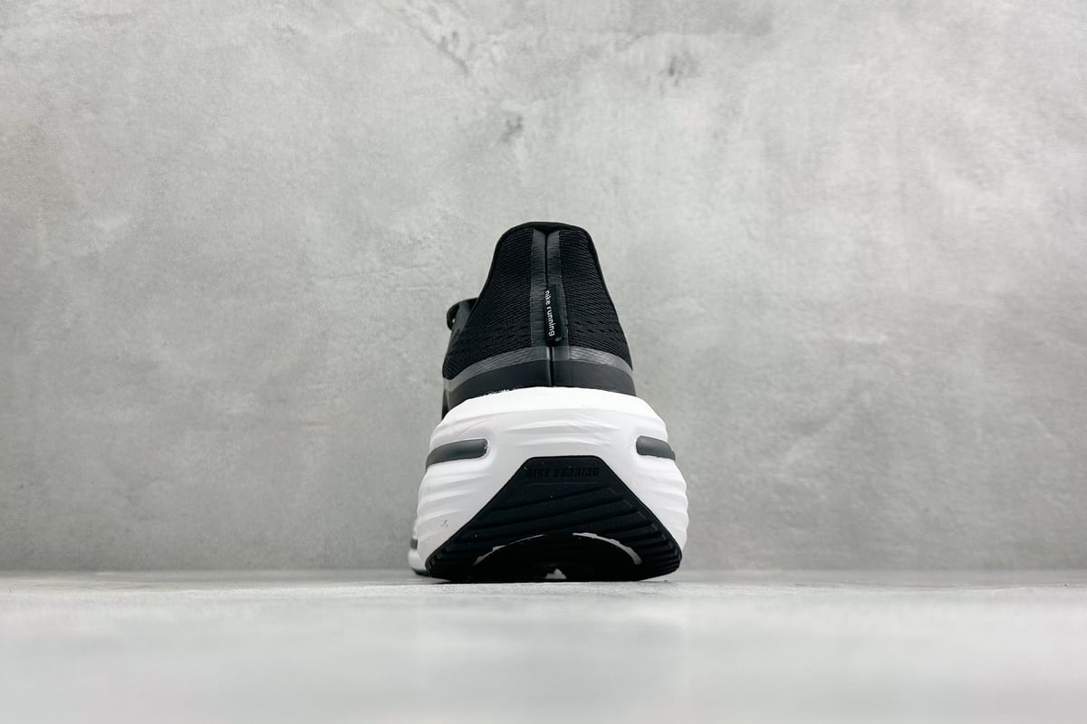 耐克 Nike Zoom Winflo 12 登月网面透气跑步鞋 黑 鞋底实拍图
