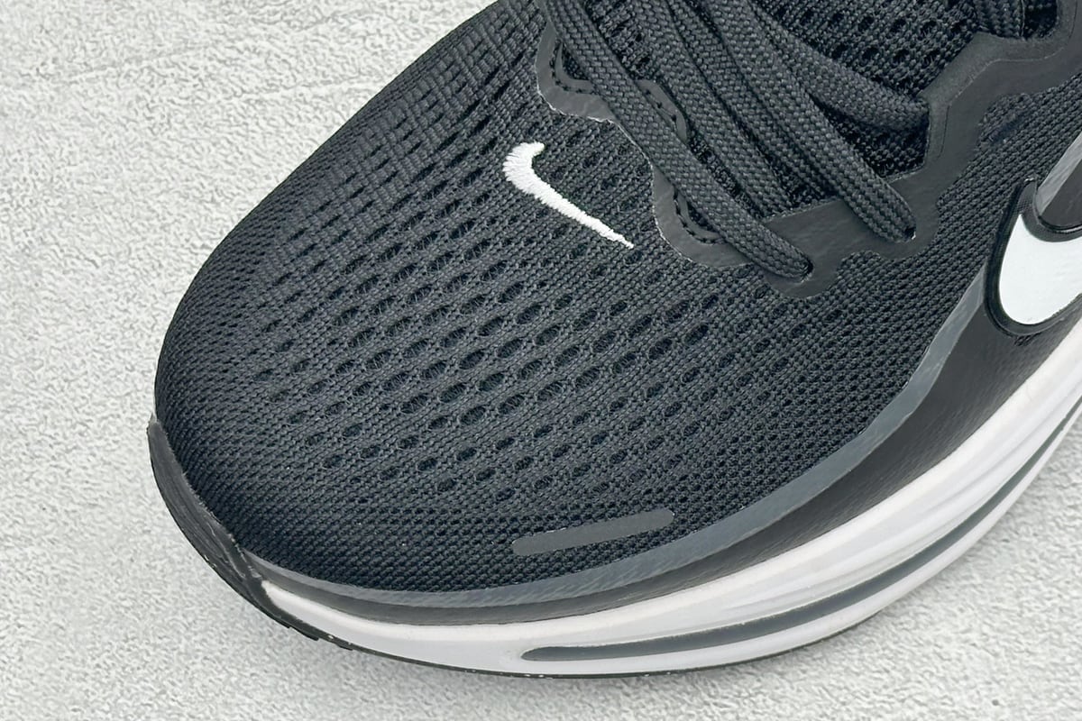 耐克 Nike Zoom Winflo 12 登月网面透气跑步鞋 黑 鞋标实拍图