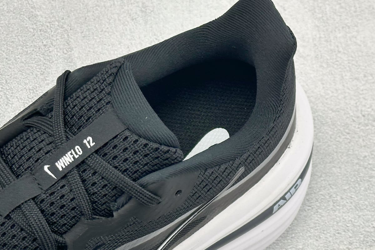 耐克 Nike Zoom Winflo 12 登月网面透气跑步鞋 黑 上脚实拍图