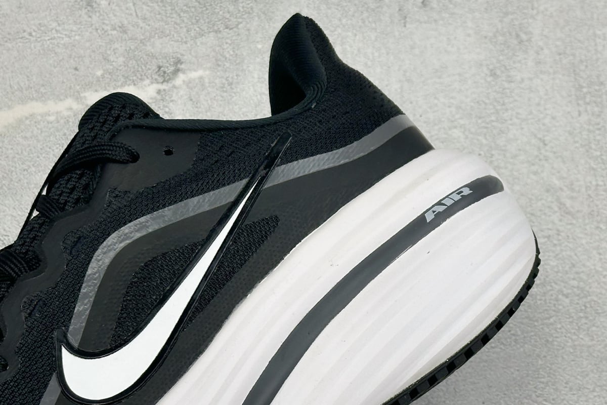 耐克 Nike Zoom Winflo 12 登月网面透气跑步鞋 黑 细节实拍图