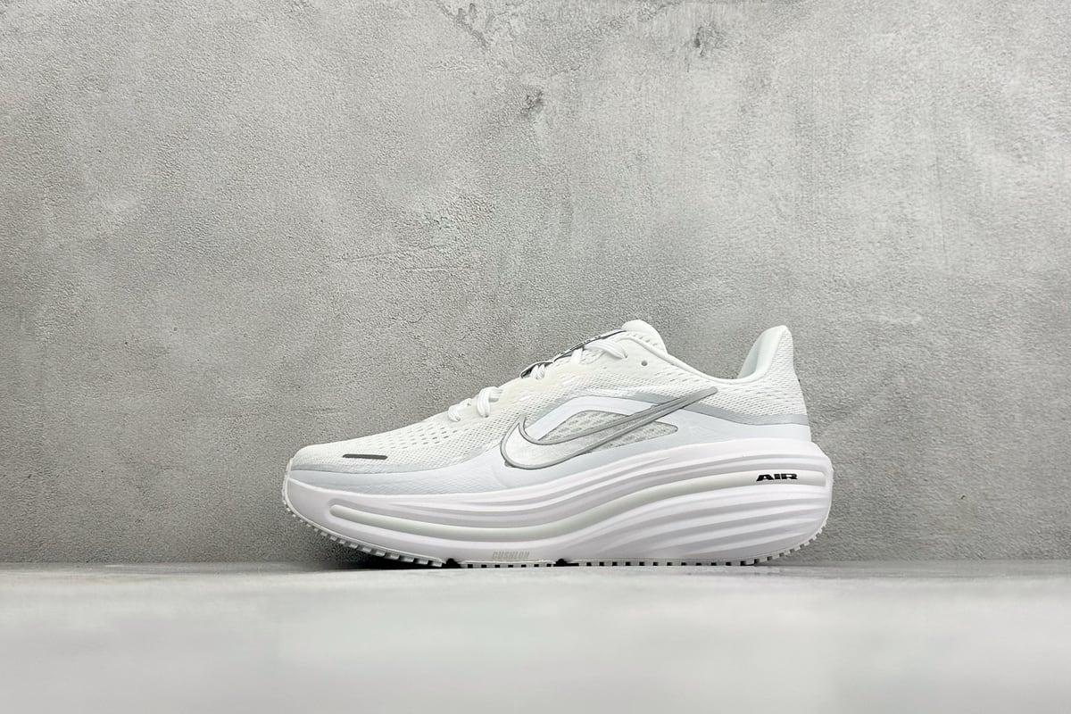 耐克 Nike Zoom Winflo 12 登月网面透气跑步鞋 白 正面实拍图
