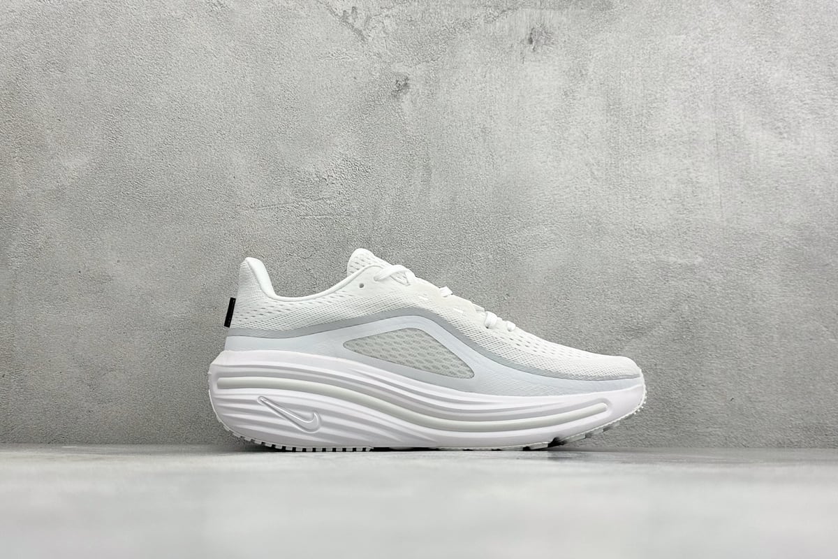 耐克 Nike Zoom Winflo 12 登月网面透气跑步鞋 白 侧面实拍图