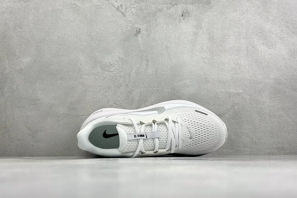 耐克 Nike Zoom Winflo 12 登月网面透气跑步鞋 白 背面实拍图