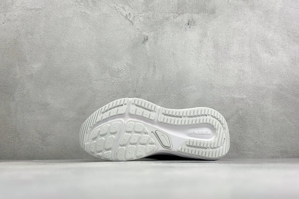 耐克 Nike Zoom Winflo 12 登月网面透气跑步鞋 白 鞋头实拍图