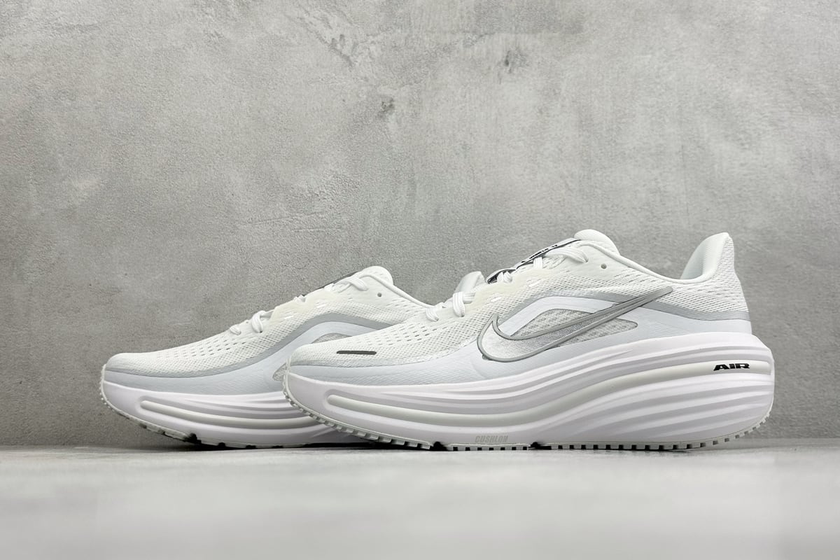 耐克 Nike Zoom Winflo 12 登月网面透气跑步鞋 白 鞋跟实拍图