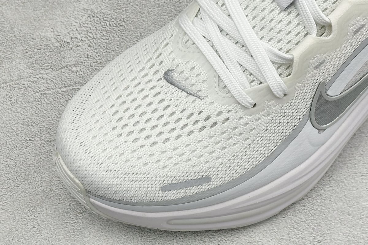耐克 Nike Zoom Winflo 12 登月网面透气跑步鞋 白 鞋标实拍图