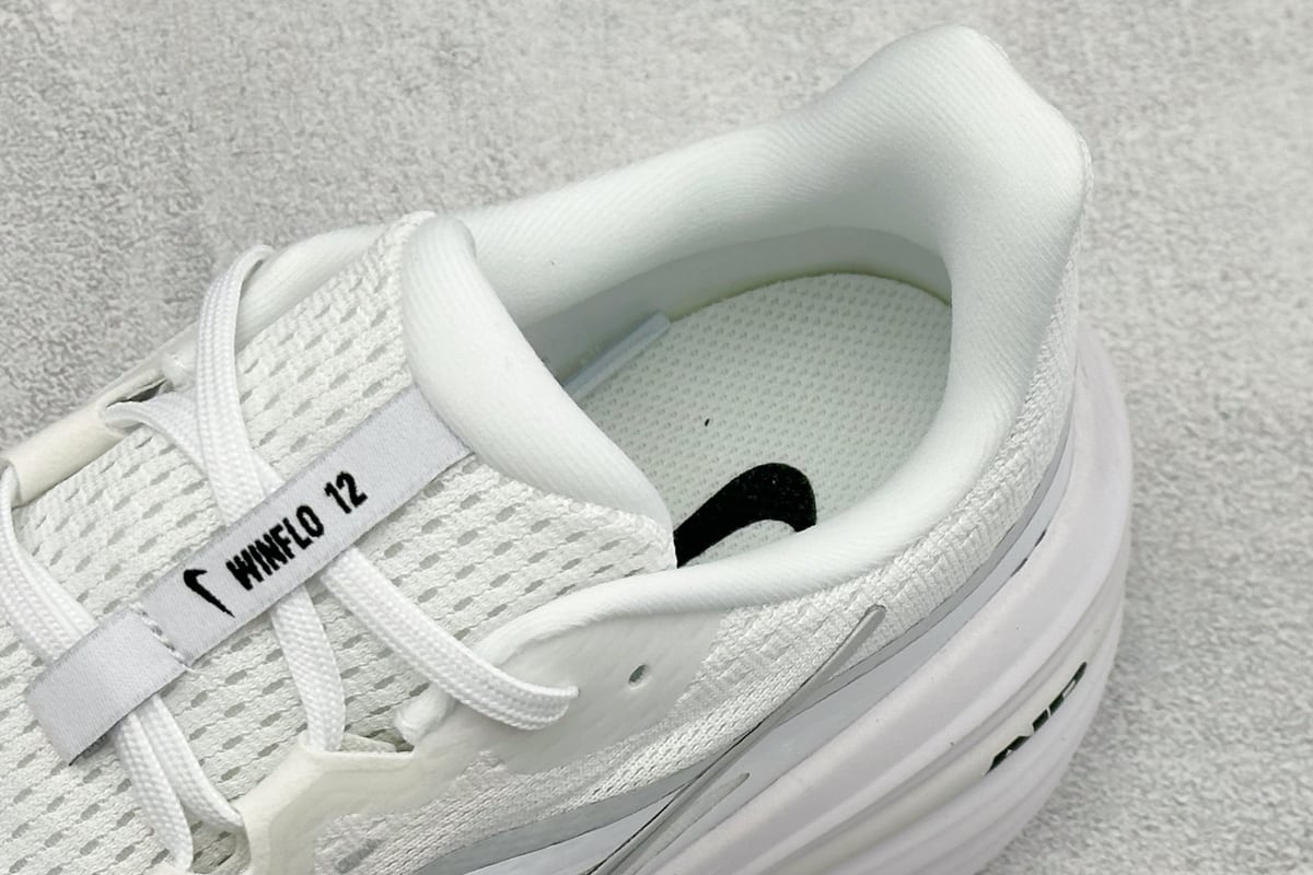 耐克 Nike Zoom Winflo 12 登月网面透气跑步鞋 白 上脚实拍图